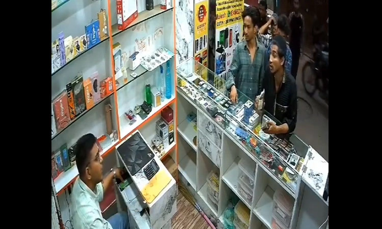 Bangalore: ನಮಾಜ್‌ ವೇಳೆ ಹನುಮಾನ್‌ ಚಾಲೀಸ ಹಾಕಿದ ಮೊಬೈಲ್‌ ಅಂಗಡಿ ಮಾಲೀಕನಿಗೆ ಥಳಿತ?