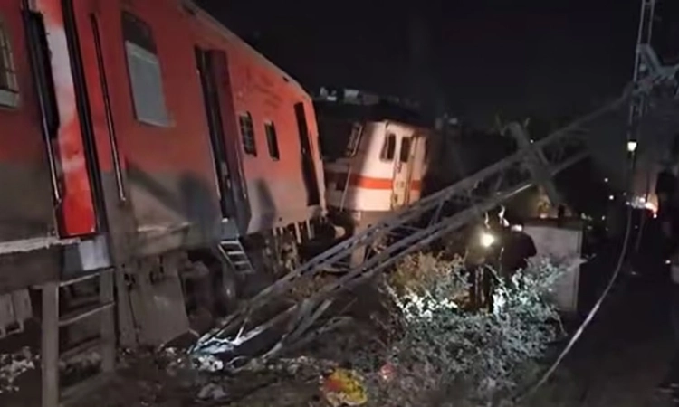 Train Derail: ಹಳಿತಪ್ಪಿದ ಸಾಬರಮತಿ-ಆಗ್ರಾ ಸೂಪರ್‌ಫಾಸ್ಟ್ ರೈಲು… ಸಂಚಾರ ವ್ಯತ್ಯಯ