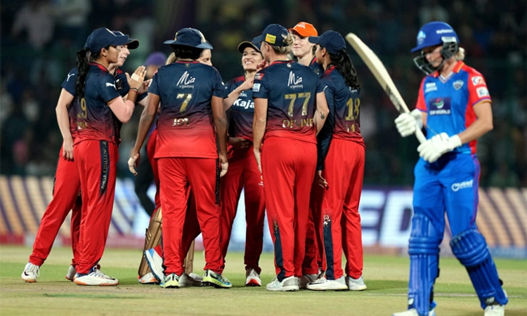 WPL ಫೈನಲ್ ; ಆರ್ ಸಿಬಿ ಬಿಗಿ ದಾಳಿಗೆ ನಲುಗಿದ ಡೆಲ್ಲಿ: 113 ಕ್ಕೆ ಆಲೌಟ್!