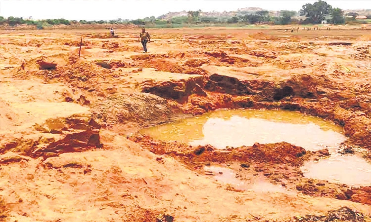 Magadi: ಅಂತರ್ಜಲ ಕುಸಿತ; ಒಣಗುತ್ತಿವೆ ಬೆಳೆಗಳು
