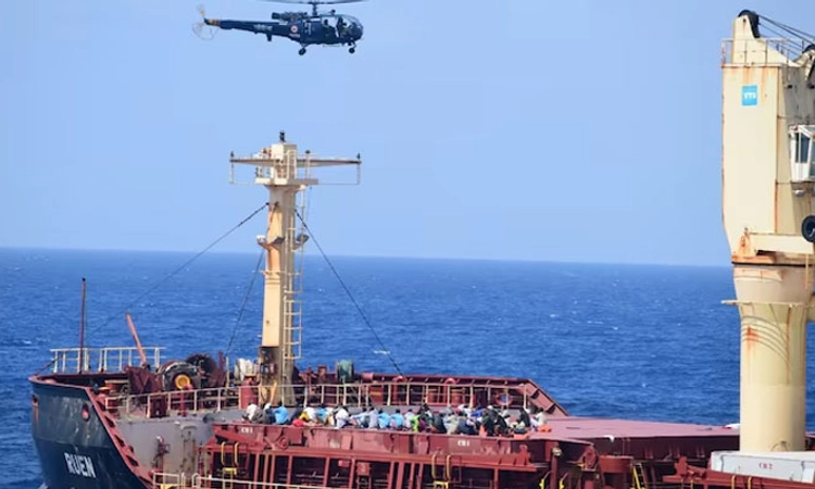 Indian Navy; 35 ಕಡಲ್ಗಳ್ಳರನ್ನು ಬಂಧಿಸಿ, 17 ಸಿಬ್ಬಂದಿಯನ್ನು ರಕ್ಷಣೆ ಮಾಡಿದ ನೌಕಾ ಪಡೆ