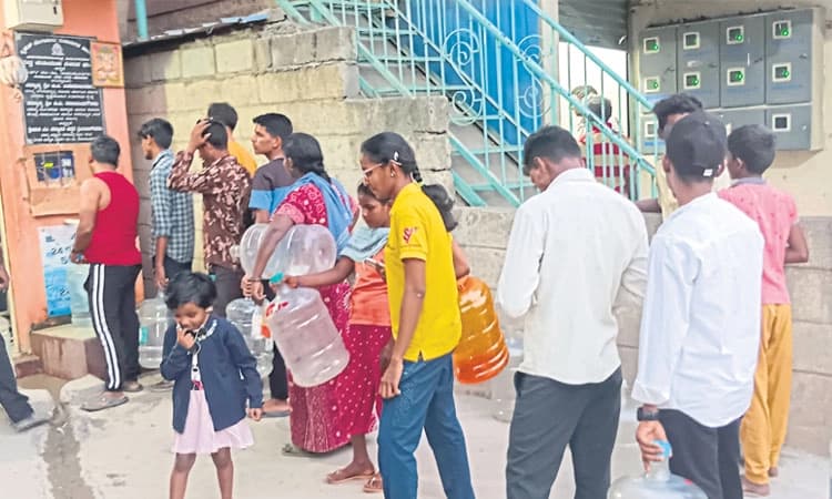 Lack of Water: ಬೋರ್‌ವೆಲ್‌ನಲ್ಲಿ ನೀರಿಲ್ಲ, ಟ್ಯಾಂಕರ್‌ ನೀರೂ ಸಿಗ್ತಿಲ್ಲ!