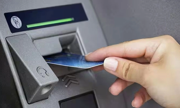 ATM Fraud: ಎಟಿಎಂ ಬಳಸಲು ಸಹಾಯ ಮಾಡಿದಾತನಿಂದ ವಂಚನೆ!