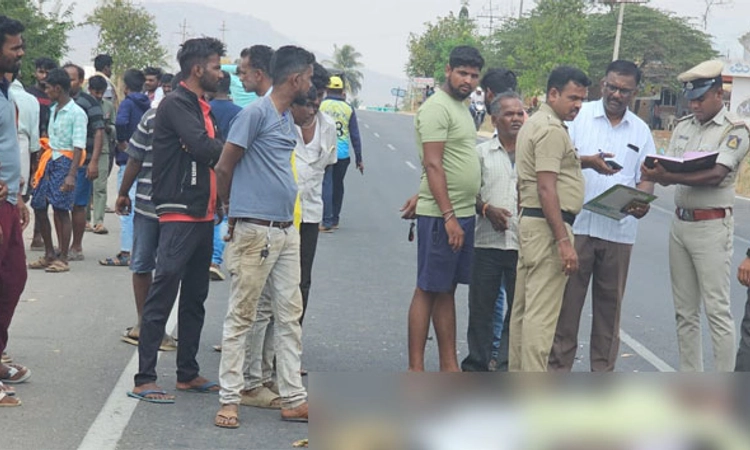 Koratagere;ಕಾರು ಢಿಕ್ಕಿಯಾಗಿ ಬೈಕ್ ಸವಾರ ಸ್ಥಳದಲ್ಲೇ ಸಾವು: ಇಬ್ಬರು ಗಂಭೀರ