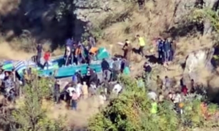 Tragedy: ಕಂದಕಕ್ಕೆ ಬಿದ್ದ ಕಾರು… ಒಂದೇ ಕುಟುಂಬದ ನಾಲ್ವರ ದುರಂತ ಅಂತ್ಯ, ಬದುಕುಳಿದ ಮಗು