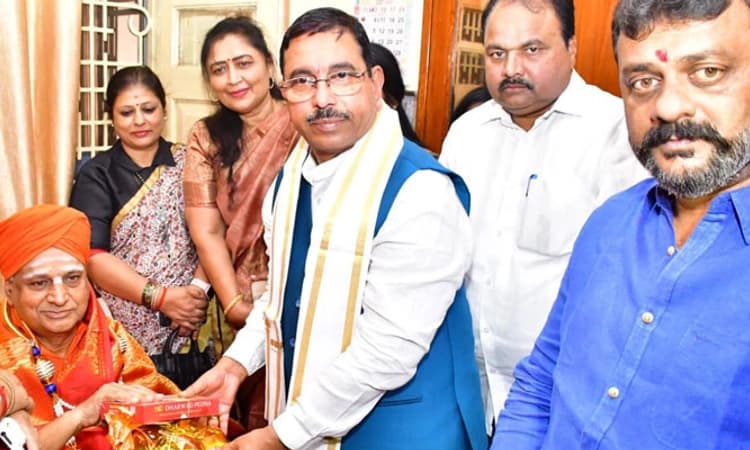 BJP ಟಿಕೆಟ್ ಸಿಕ್ಕ ಬೆನ್ನಲ್ಲೇ ಟೆಂಪಲ್ ರನ್‌ ಮುಂದುವರೆಸಿದ‌ ಕೇಂದ್ರ ಸಚಿವ ಪ್ರಹ್ಲಾದ ಜೋಶಿ