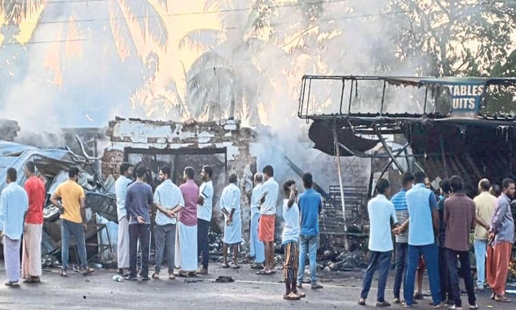 Disaster: ಪೆರ್ಲದಲ್ಲಿ ಭಾರೀ ಬೆಂಕಿ ದುರಂತ; ಐದು ಅಂಗಡಿಗಳು ಸಂಪೂರ್ಣ ಭಸ್ಮ
