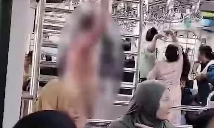 Mumbai Train; ಮಹಿಳಾ ಬೋಗಿಗೆ ಬೆ*ತ್ತಲೆ ಯಾಗಿ ನುಗ್ಗಿದ ಪುರುಷ!!: ವಿಡಿಯೋ ವೈರಲ್