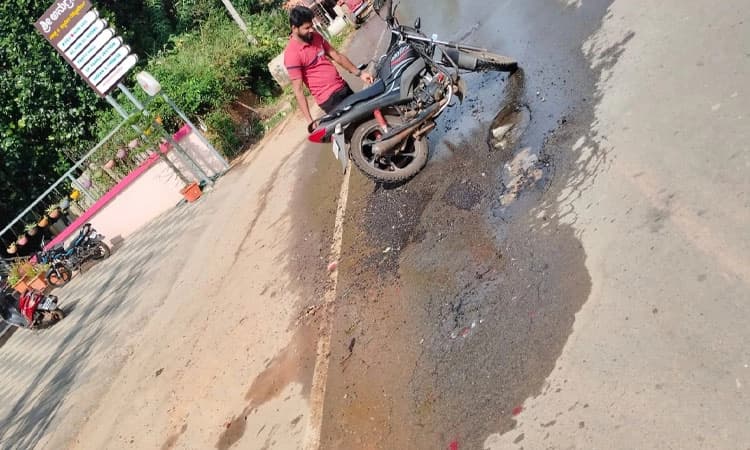 ಅಪಘಾತಕ್ಕೆ ಆಹ್ವಾನ ನೀಡುತ್ತಿರುವ ರಾಷ್ಟ್ರೀಯ ಹೆದ್ದಾರಿಯ ಗುಂಡಿ; ಗ್ರಾಮಸ್ಥರ ಆಕ್ರೋಶ