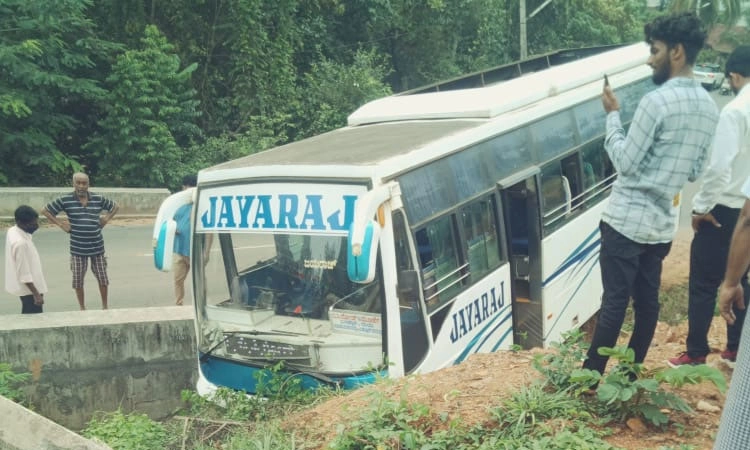 ಕಂದಕಕ್ಕೆ ಉರುಳಿದ ಬಸ್; ಪರೀಕ್ಷೆಗೆ ತೆರಳುತ್ತಿದ್ದ ವಿದ್ಯಾರ್ಥಿಗಳು ಸೇರಿ 23 ಜನರಿಗೆ ಗಾಯ