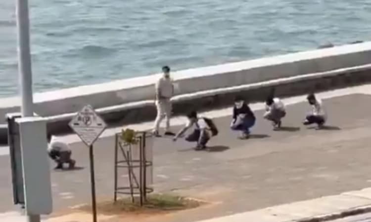 ಮುಂಬೈ: ಕೋವಿಡ್ ನಿಯಮ ಉಲ್ಲಂಘಿಸಿ ಸಮುದ್ರ ಪ್ರವೇಶಿಸಿದ ಐವರಿಗೆ ‘ಕೋಳಿ ನಡಿಗೆ’ ಶಿಕ್ಷೆ