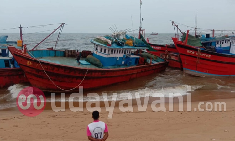ಭಾರೀ ಗಾಳಿ ಮಳೆಗೆ ಕಡಲ ಕಿನಾರೆಗೆ ಬಂದು ನಿಂತ ಮೀನುಗಾರಿಕಾ ಬೋಟ್ ಗಳು!