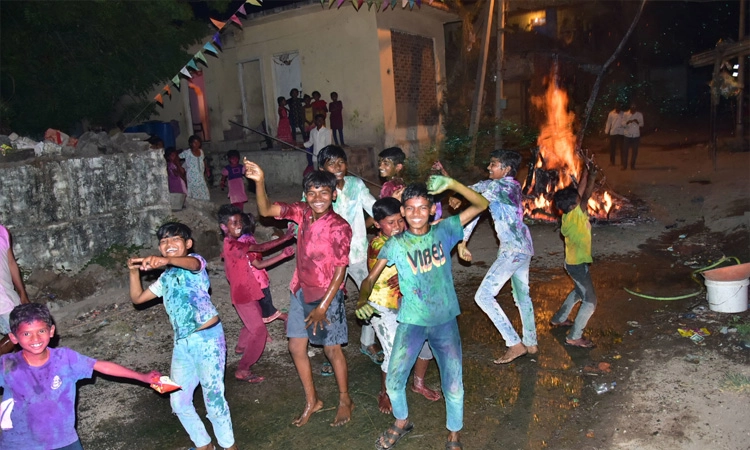ಕೊರೊನಾ ಎಚ್ಚರದಲ್ಲಿ ಸರಳ ಕಾಮದಹನ