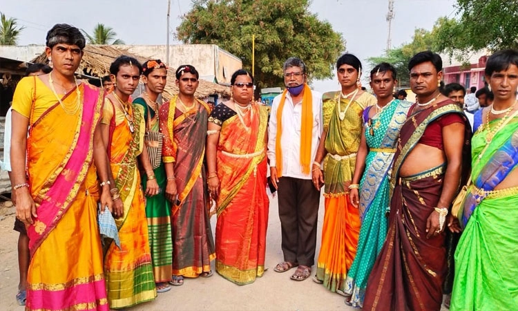 ಸಿರುಗುಪ್ಪದ ರಾರಾವಿಯಲ್ಲಿ ವಿಶಿಷ್ಟ ಹೋಳಿ ಆಚರಣೆ