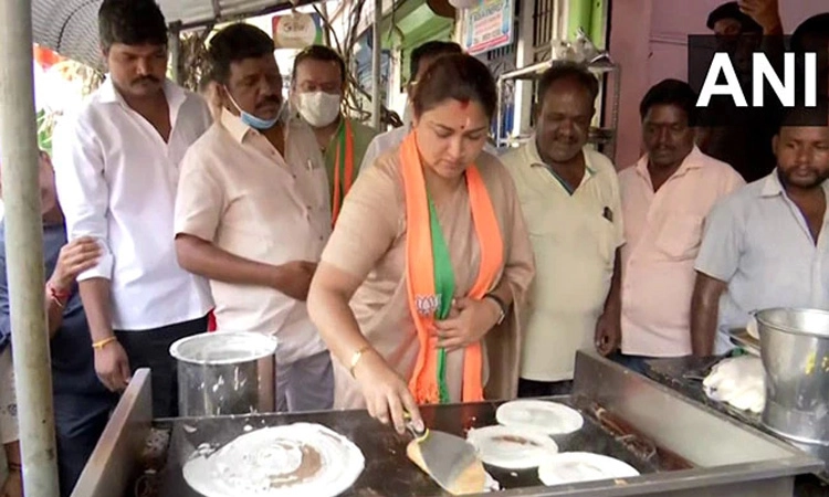 ಪ್ರಚಾರದ ವೇಳೆ ದೋಸೆ ಮಾಡಿ, ಮಗುವನ್ನು ಆಡಿಸಿದ ನಟಿ ಖುಷ್ಬು