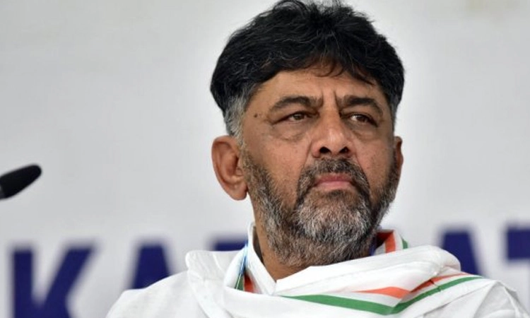 ಡಿಕೆಶಿ ನನ್ನ ಮಗಳನ್ನು ಒತ್ತೆಯಾಳಾಗಿ ಇಟ್ಟುಕೊಂಡಿದ್ದಾರೆ :  ಸಿಡಿ ಯುವತಿ ಪೋಷಕರು