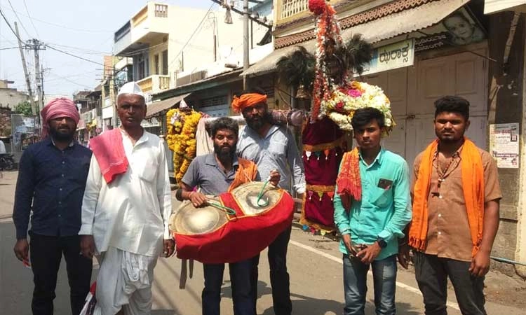 ಭಕ್ತರ ಮನೆ-ಮನೆಗೆ ಹೋಗುವ ಕಂಬಿ ಮಲ್ಲಯ್ಯ