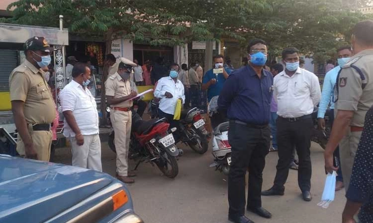 ಮಾಸ್ಕ್ ಧರಿಸದವರಿಗೆ ದಂಡ ಹಾಕಿದ ಜಿಲ್ಲಾಧಿಕಾರಿ