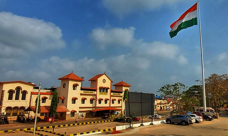 ಮಂಗಳೂರು ರೈಲು ನಿಲ್ದಾಣದಲ್ಲಿ ಹಾರಾಡುತ್ತಿದೆ ಬೃಹತ್‌ ರಾಷ್ಟ್ರಧ್ವಜ