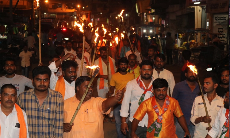 ಬಲಿದಾನ ದಿನಾಚರಣೆ: ಪಂಜಿನ ಮೆರವಣಿಗೆ