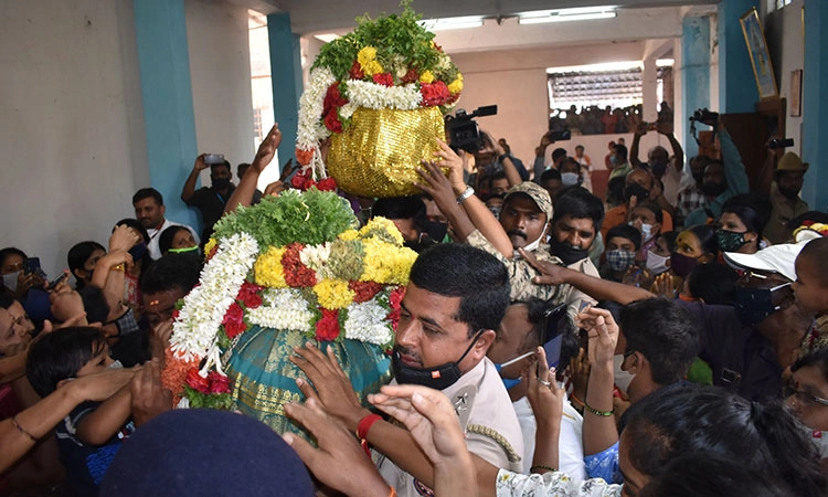 ವೈರಮುಡಿ ತಲೆ ಮೇಲೆ ಹೊತ್ತು ಸಾಗಿದ ತಹಶೀಲ್ದಾರ್‌