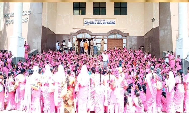 ಡಿಸಿ ಕಚೇರಿಗೆ ಗುಲಾಬಿ ಗ್ಯಾಂಗ್‌ ಮುತ್ತಿಗೆ