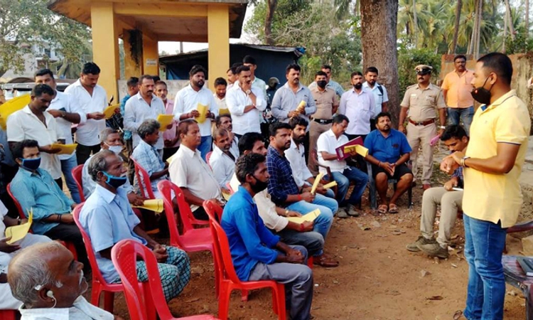 ಹಳ್ಳಿಗಳ ಕಡೆಗೆ ಪೊಲೀಸರ ನಡಿಗೆ; ಜಾಗೃತಿ ಮೂಡಿಸಿ ಅಪರಾಧ ಹತೋಟಿಗೆ ಯತ್ನ