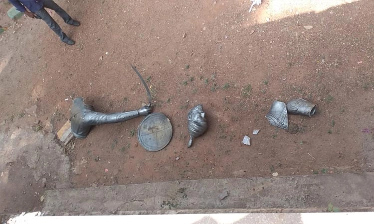 ಹುಬ್ಬಳ್ಳಿ : ತುಂಡಾಗಿ ಕಳಚಿ ಬಿದ್ದ ಶಿವಾಜಿ ಪ್ರತಿಮೆ