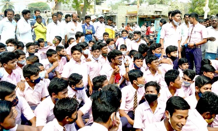 ವಸತಿ ಶಾಲೆ ಅವ್ಯವಸ್ಥೆಗೆ ವಿದ್ಯಾರ್ಥಿಗಳ ಆಕ್ರೋಶ