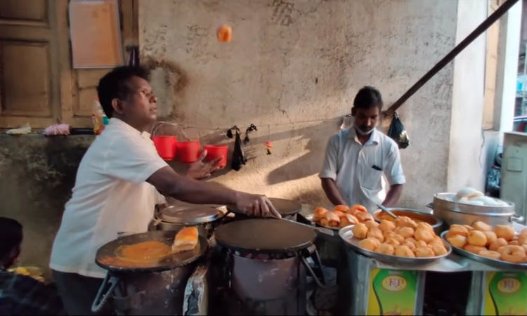 ಇಲ್ಲಿ ತಯಾರಾಗುವ ‘ಫ್ಲೈಯಿಂಗ್ ವಡೆ’ಗಳಿಗೆ ಗ್ರಾಹಕರು ಫಿದಾ!