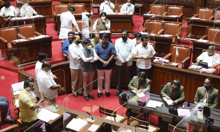 ಸಿ.ಡಿ. ಪ್ರಕರಣ: ನ್ಯಾಯಾಂಗ ತನಿಖೆಗೆ ಪಟ್ಟು, 6 ಸಚಿವರ ರಾಜೀನಾಮೆಗೂ ಕೈ ಆಗ್ರಹ
