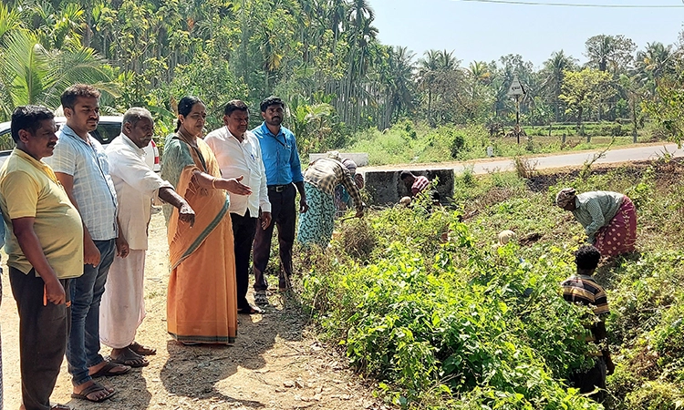 ನಾಲೆ ನೀರು ಹರಿಯಲು ಕೈ ಹಿಡಿದ ನರೇಗಾ!