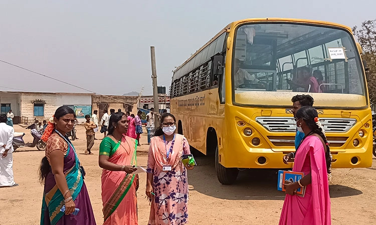 ಮನೆ ಬಾಗಿಲಿಗೆ ಬಂದ ಅಧಿಕಾರಿಗಳು