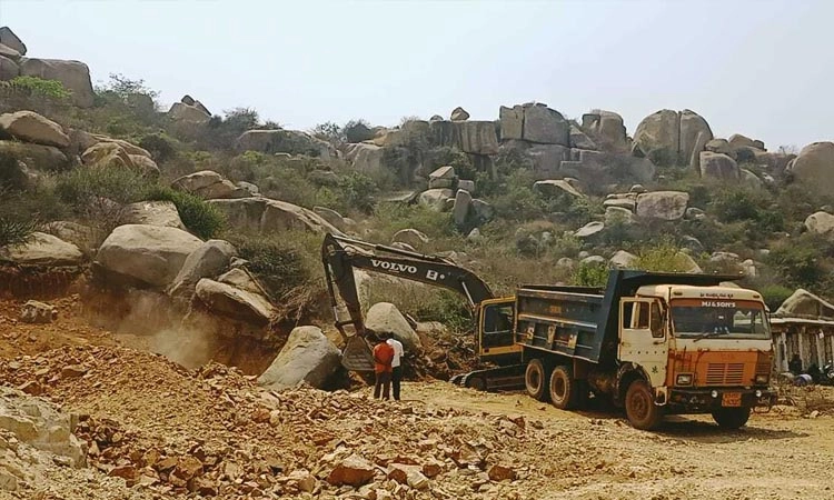 ಮುರ್ರಂ ಸಾಗಾಣಿಕೆಯಿಂದ ಸ್ಮಾರಕಕ್ಕೆ ಧಕ್ಕೆ