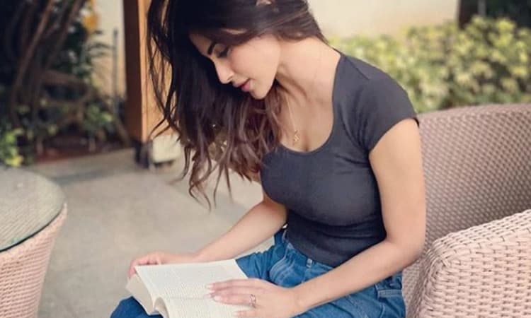 ಭಗವದ್ಗೀತೆ ಶಾಲಾ ಪಠ್ಯದ ಭಾಗವಾಗಬೇಕು : ನಟಿ ಮೌನಿ ರಾಯ್