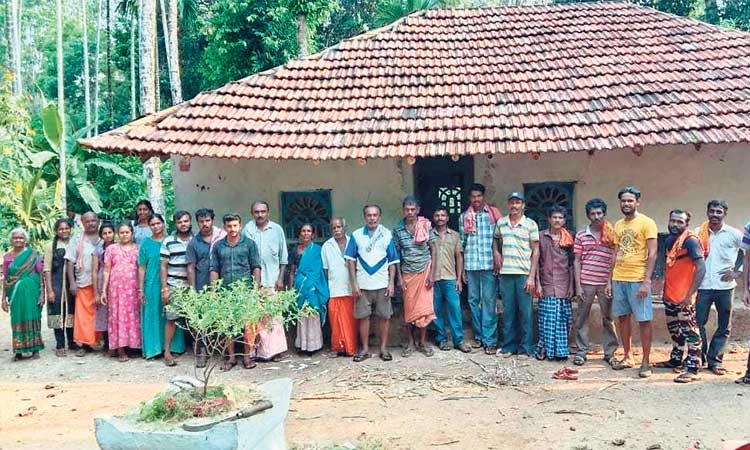 ಬಡ ಕುಟುಂಬದ ಮನೆ ಮೇಲ್ಛಾವಣಿ ನಿರ್ಮಿಸಿದ ಗ್ರಾಮಸ್ಥರು