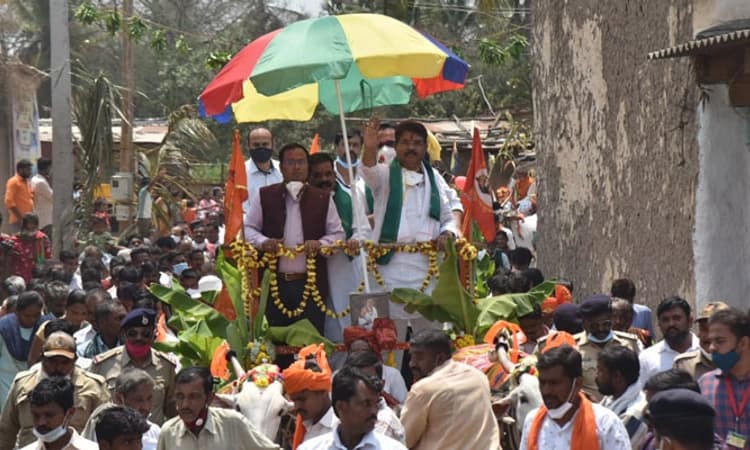 ಹುಬ್ಬಳ್ಳಿಯ ಛಬ್ಬಿ ಗ್ರಾಮದಲ್ಲಿ ಸಚಿವ ಅಶೋಕ್ ಗ್ರಾಮ ವಾಸ್ತವ್ಯ: ಅದ್ದೂರಿ ಸ್ವಾಗತ