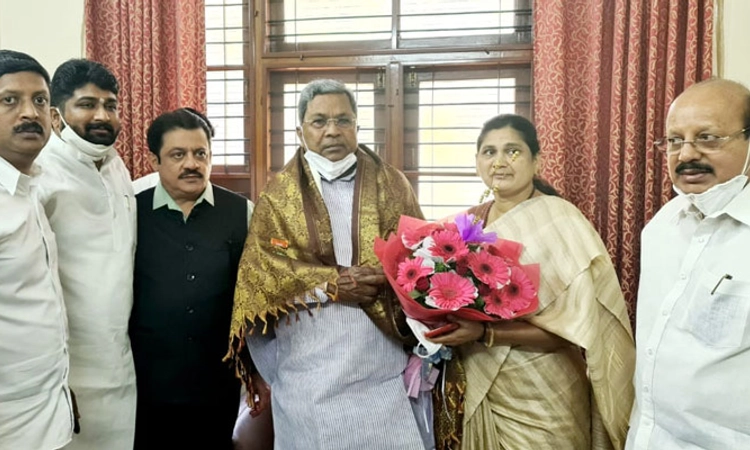 ಸಿದ್ದರಾಮಯ್ಯ ಭೇಟಿಯಾದ ಬಸವಕಲ್ಯಾಣ ಕಾಂಗ್ರೆಸ್ ಅಭ್ಯರ್ಥಿ ಮಲ್ಲಮ್ಮ