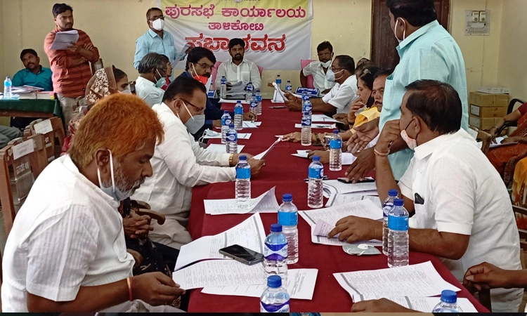 ಡಬ್ಬಾ ಅಂಗಡಿ ತೆರವಿಗೆ ಸದಸ್ಯರ ಆಗ್ರಹ