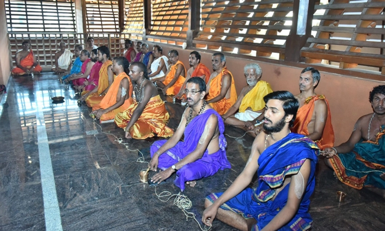 ಶ್ರೀಕೃಷ್ಣಮಠ: ಅಕ್ಷರಲಕ್ಷ ಮಂತ್ರ ಜಪ ;ನಿರಂತರ ಚತುರ್ವೇದ ಪಾರಾಯಣ