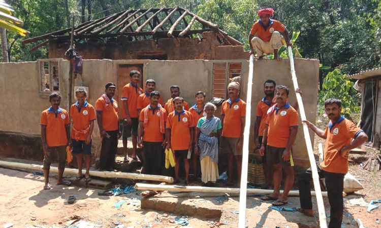 ಕೊಲ್ಲಮೊಗ್ರು: ವೃದ್ಧೆಗೆ ನೆರವಾದ ವಿಪತ್ತು ನಿರ್ವಹಣ ತಂಡ : ಟಾರ್ಪಾಲು ಮಾಡಿನ ಮನೆಯ ದುರಸ್ತಿ