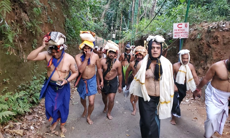 ಶಬರಿಮಲೆಗೆ ಇರುಮುಡಿ ಹೊತ್ತು ಅಯ್ಯಪ್ಪ ಸ್ವಾಮಿಗೆ ಸಮರ್ಪಿಸಿದ ಡಿಸಿಎಂ