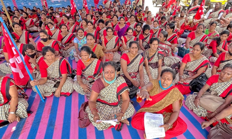 ಅಂಗನವಾಡಿ ನೌಕರರಿಂದ ಡಿಸಿ ಕಚೇರಿ ಎದುರು ಪ್ರತಿಭಟನೆ