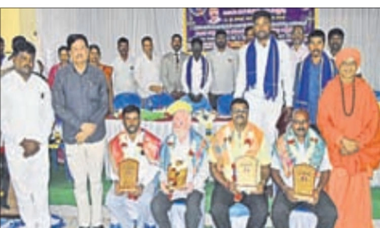 ಎಲ್ಲರೂ ಸಂವಿಧಾನ ಗೌರವಿಸೋಣ : ಸ್ವಾಮೀಜಿ