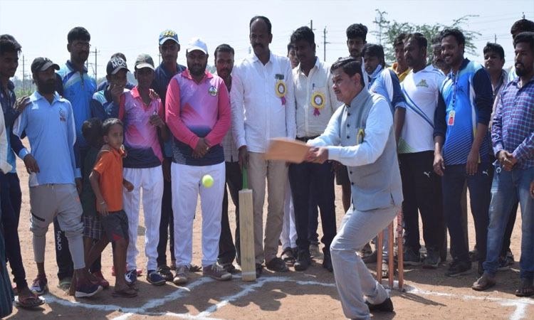 ಕ್ರಿಕೆಟ್‌ ಪಂದ್ಯಾವಳಿ ಉದ್ಘಾಟನೆ