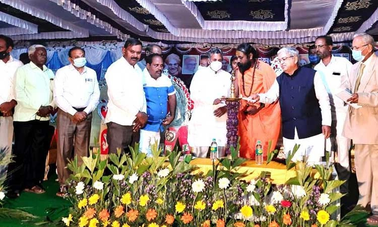 ಸಮಾಜಕ್ಕೆ ಮಠಗಳ ಕೊಡುಗೆ ಅಪಾರ