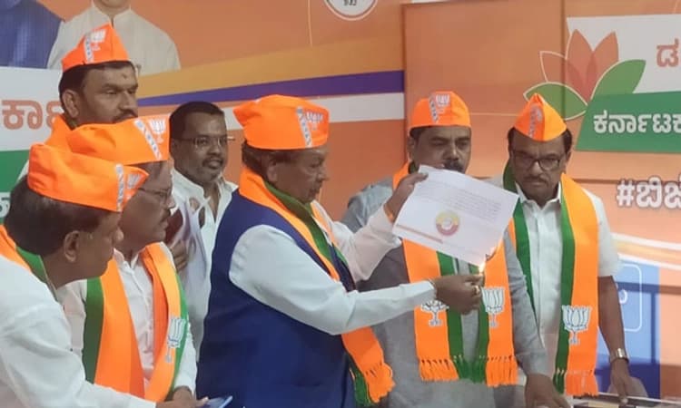 Karnataka Election:ಪತ್ರಿಕಾಗೋಷ್ಠಿಯಲ್ಲಿ ಕಾಂಗ್ರೆಸ್ ಪ್ರಣಾಳಿಕೆಗೆ ಬೆಂಕಿಯಿಟ್ಟ ಈಶ್ವರಪ್ಪ