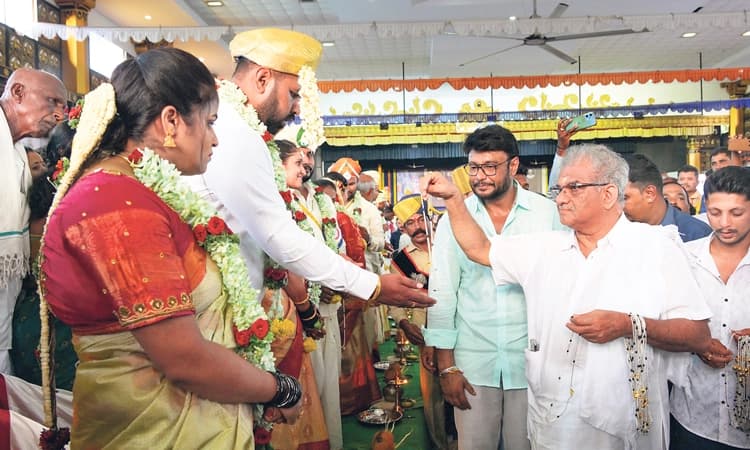 ಪ್ರಾಪಂಚಿಕ ಜ್ಞಾನವುಳ್ಳ ಆಧುನಿಕ ಗೃಹಿಣಿಯನ್ನು ಗೌರವಿಸಿ: ಹೆಗ್ಗಡೆ