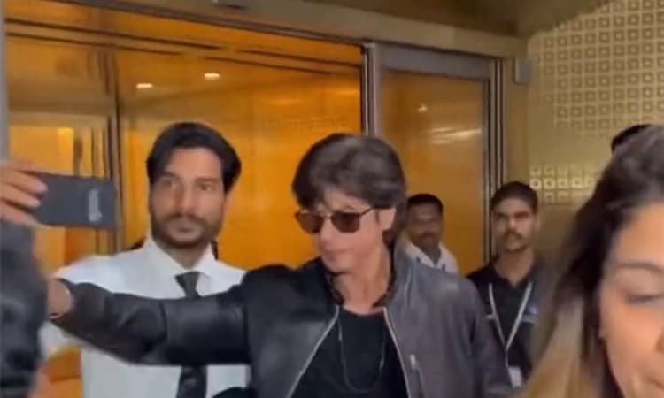 ಸೆಲ್ಫಿ ಕ್ಲಿಕ್ಕಿಸಲು ಬಂದ ಅಭಿಮಾನಿಯನ್ನು ತಳ್ಳಿದ ಶಾರುಖ್ ; Viral Video 