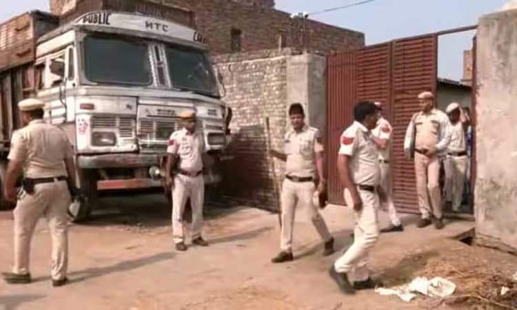 Delhi-Haryana:ಗ್ಯಾಂಗ್‌ ಸ್ಟರ್‌ ಗಳ ಅಡಗುತಾಣಗಳ ಮೇಲೆ ದಾಳಿ,ನಗದು, ಶಸ್ತ್ರಾಸ್ತ್ರ ವಶಕ್ಕೆ